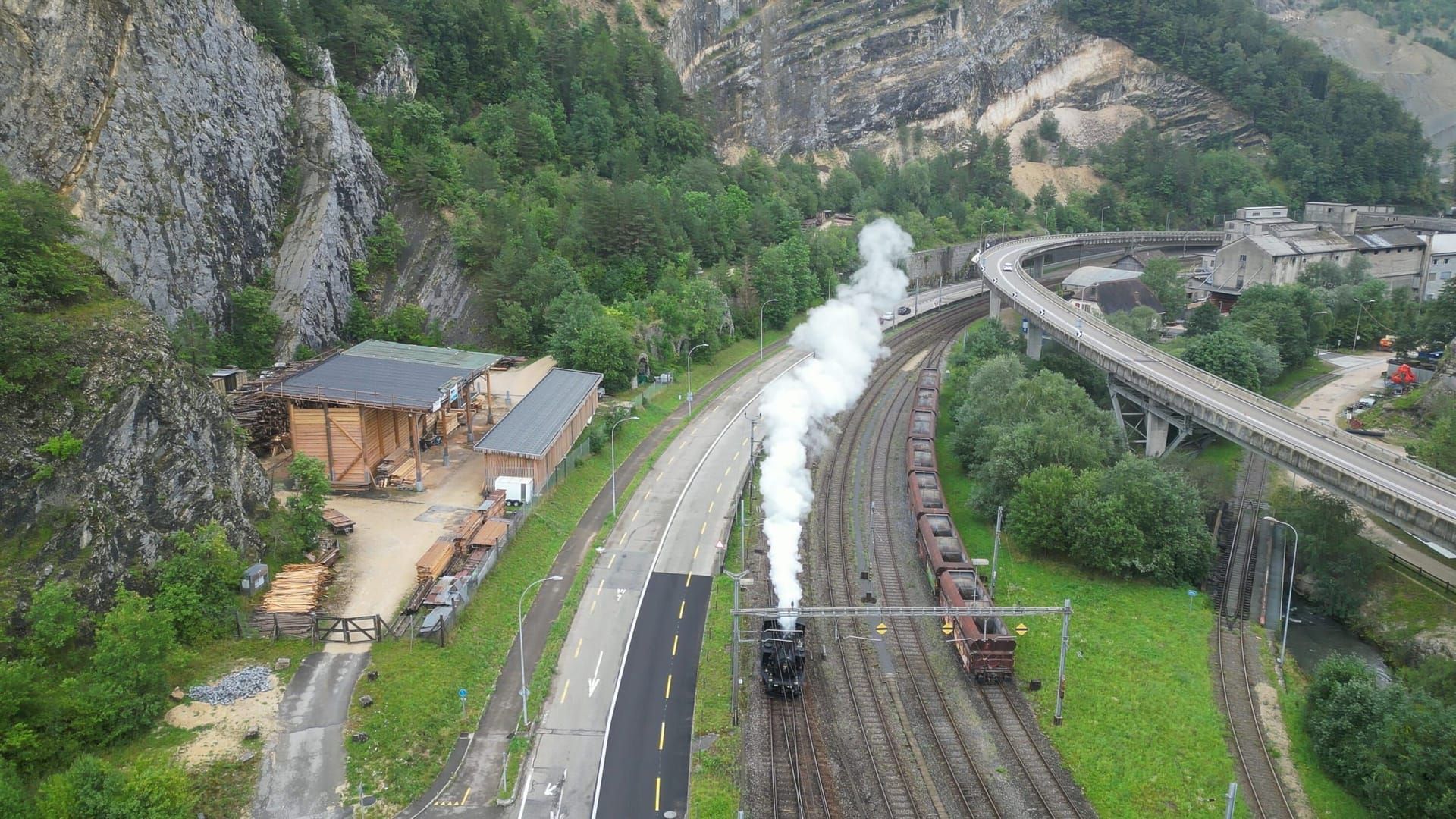 Die Taubenlochschlucht aus der Luft: Dampfzug der Jurabahn zwischen den Felswänden