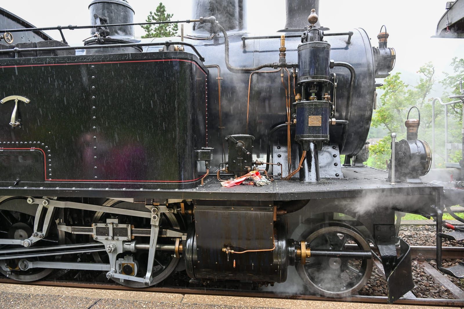 Dampfzug der Jurabahn unterwegs durch die Taubenlochschlucht