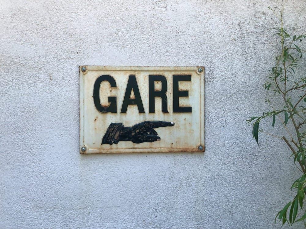 Altes Emaille-Schild «GARE» an der Bahnstation