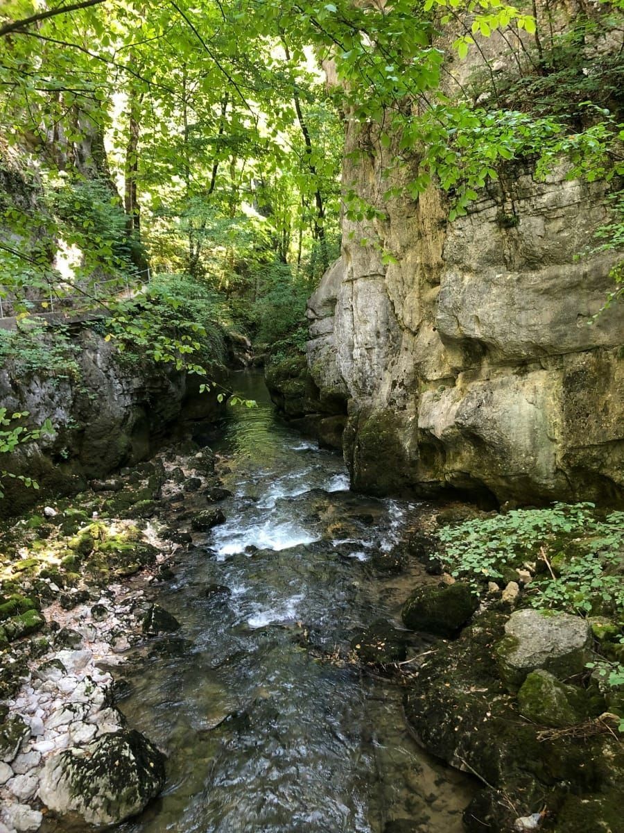 Engstelle der Schlucht mit steilen Felswänden