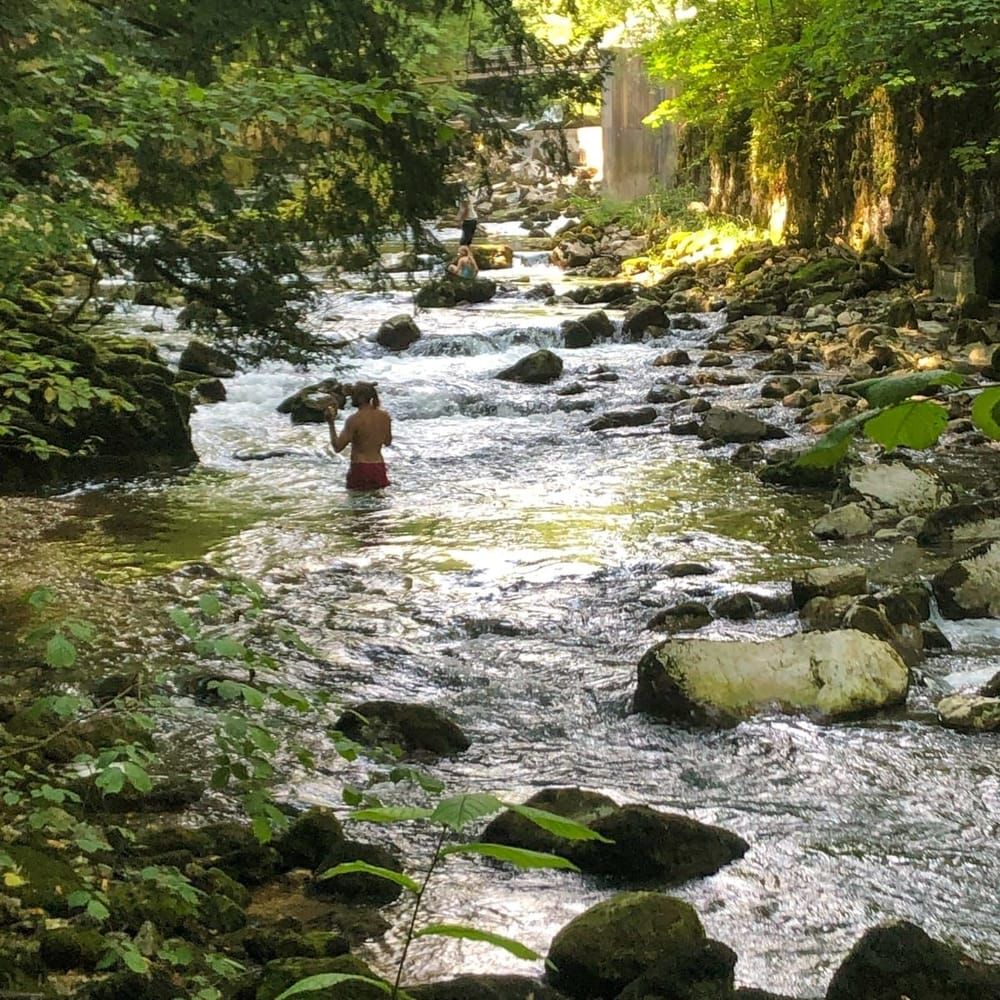 Kinder waten in der Schüss, im Hintergrund die Bözingenbrücke