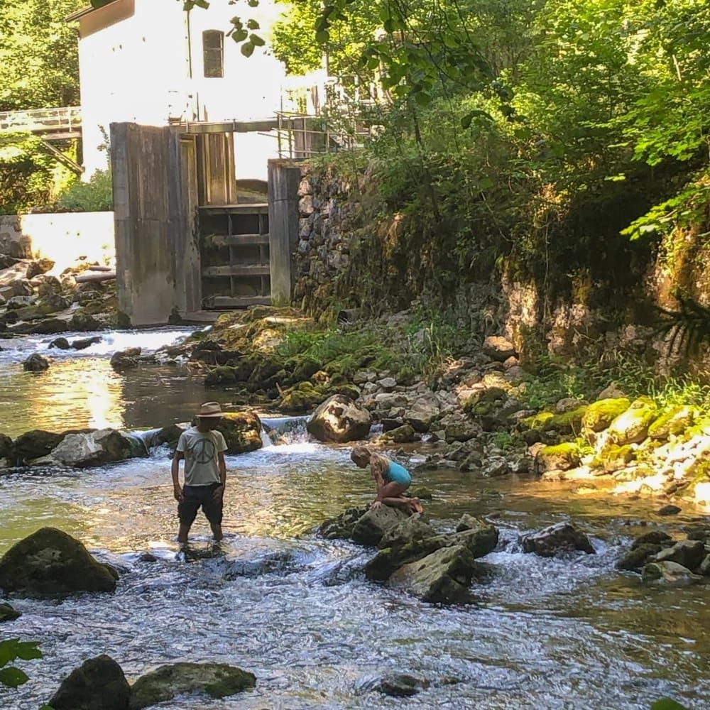 Altes Wehr mit Badegästen in der Schüss
