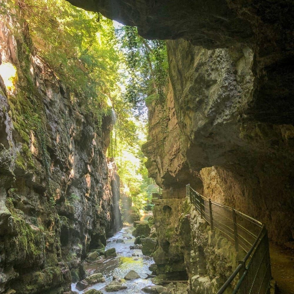 Überhängende Felswand über dem Weg durch die Taubenlochschlucht