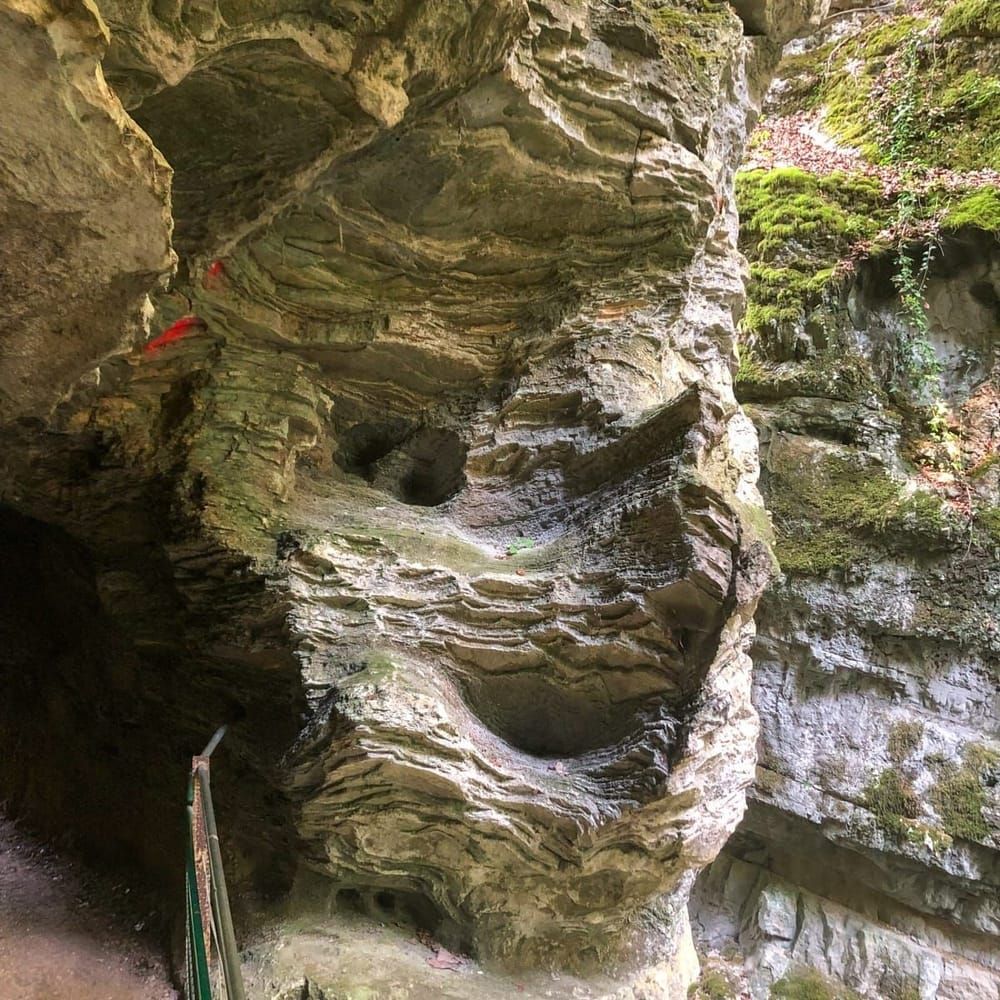 Verwitterte Felswand mit ausgeprägten Schichtungen in der Schlucht