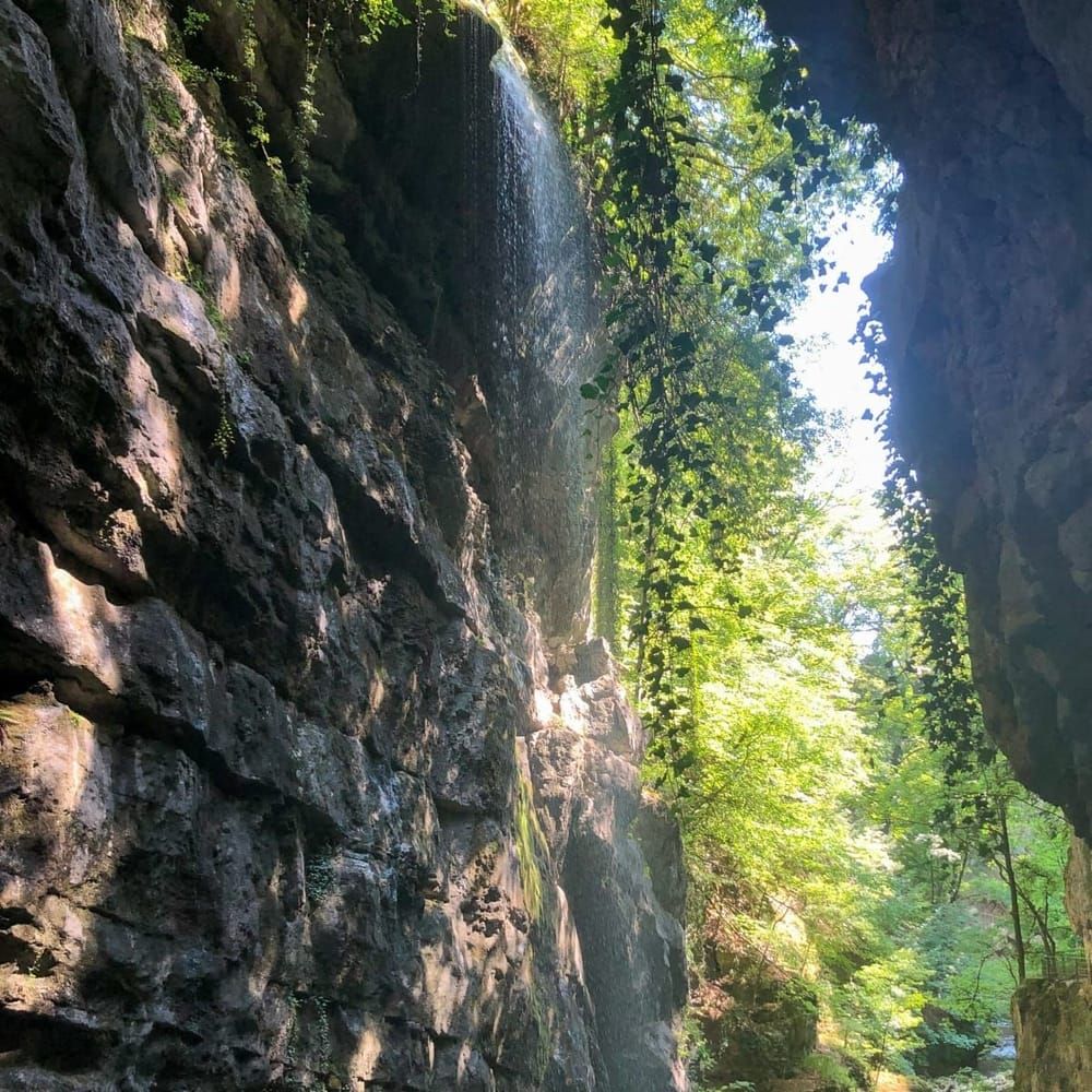 Wasserfall an der Felswand, von unten gesehen