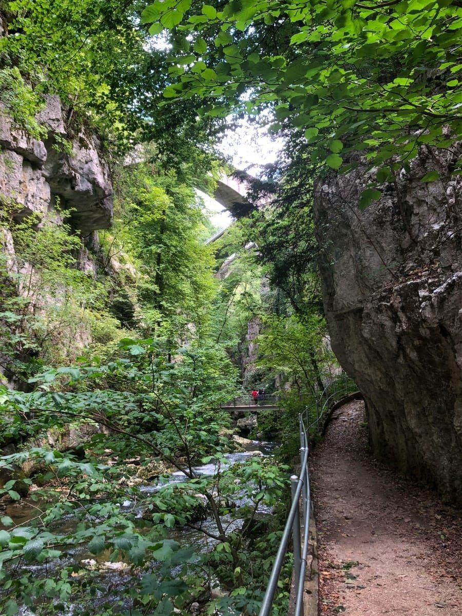 Gemauerter Weg hoch über der Schüss