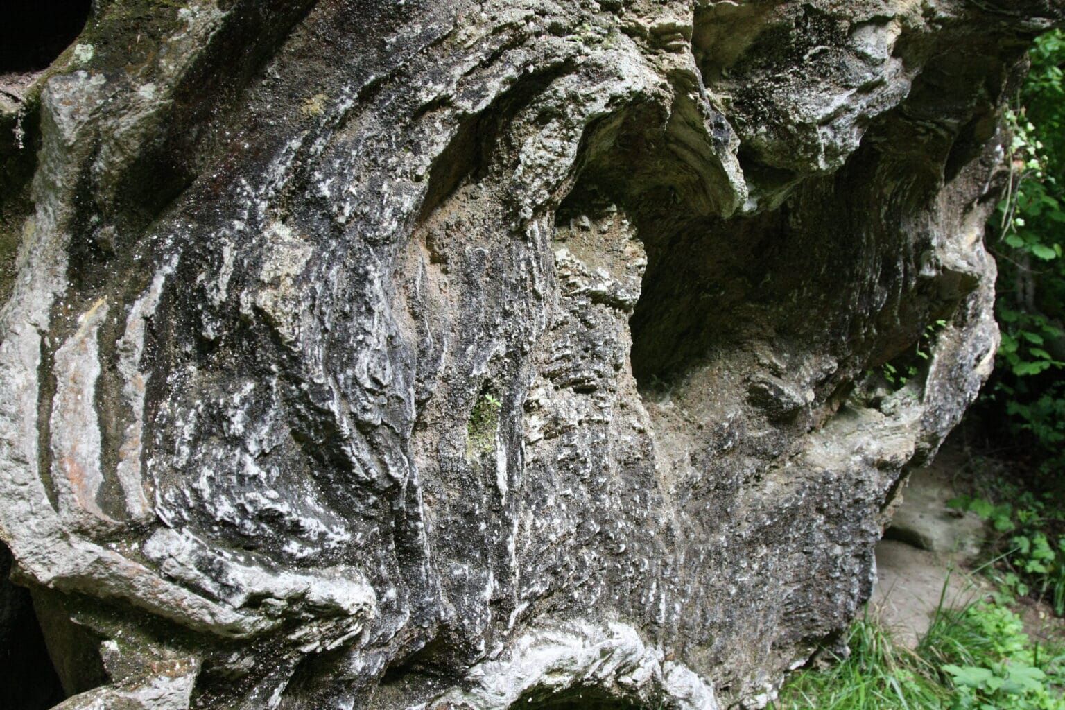 Gefaltete Kalksteinwände in der Taubenlochschlucht