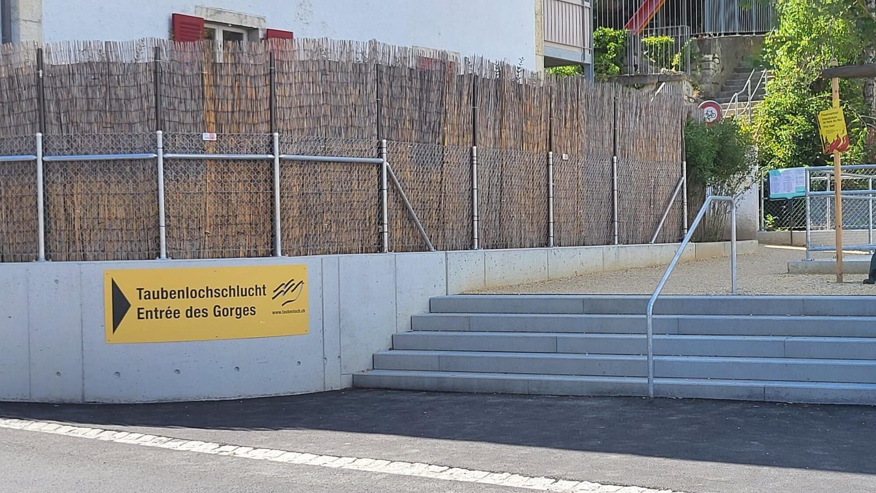 Der neue gelbe Wegweiser «Taubenlochschlucht – Entrée des Gorges» beim Zugang Biel/Bienne